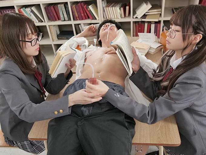 Đang thủ dâm bị hai cô bạn thân phát hiện và cái kết