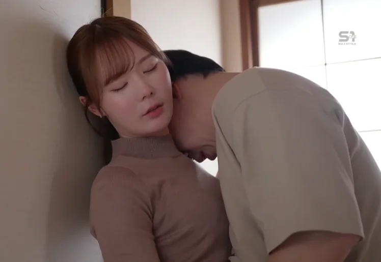 Em nhân viên bất động sản thích gạ chịch trai có vợ